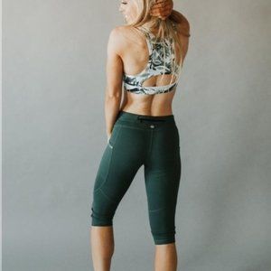 Senita Athletic Capris Leggings in Pondersa Green Size Small